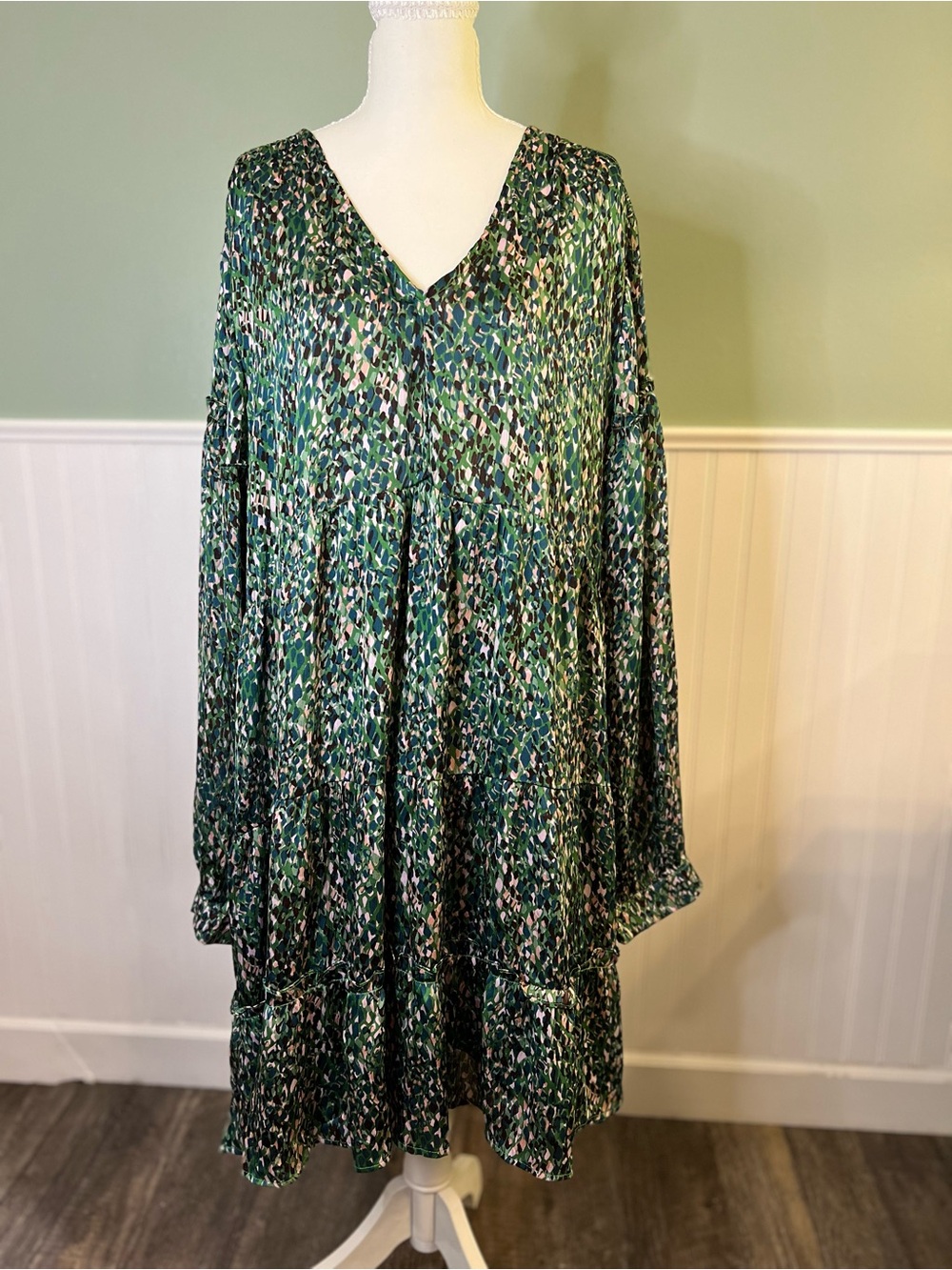 easel Green Multi-Print V-Neck Long Sleeve Tiered Dress. Size 2X